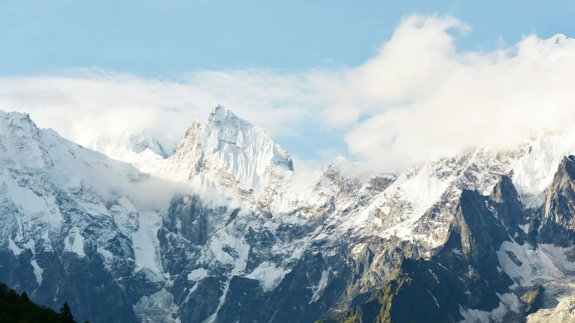 Manaslu Circuit Trek Solo vs Group 2026: Which Is Better?